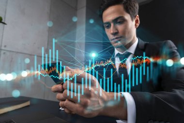 Smartphone ile çalışan bir tüccar, FOREX grafik hologramı piyasa davranışlarını analiz etmek için, daktilo etmek için. Çift pozlama.