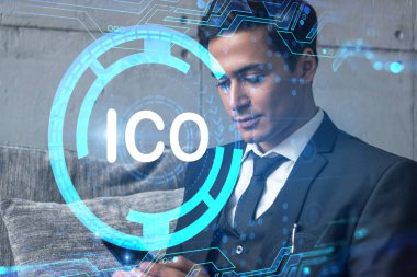 Smartphone, ICO hologramı ve daktilo ile çalışan bir analist. Çift pozlama.