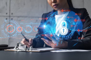 İş kadını not alıyor ve hologram çiziyor. Çifte maruziyet. Eğitim teknolojisi güvenlik çözümü kavramı.