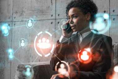 İş kadını telefon ve sosyal ağ hologramı konuşuyor. Çift pozlama.