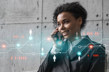 İş kadını telefon ve sosyal ağ hologramı konuşuyor. Çift pozlama.