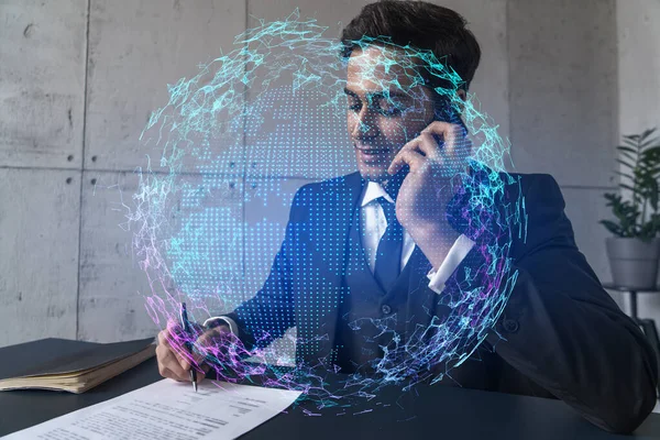 Un hombre en la oficina firmando papeles mientras habla del holograma móvil y del planeta tierra. Doble exposición. Desgaste formal. — Foto de Stock