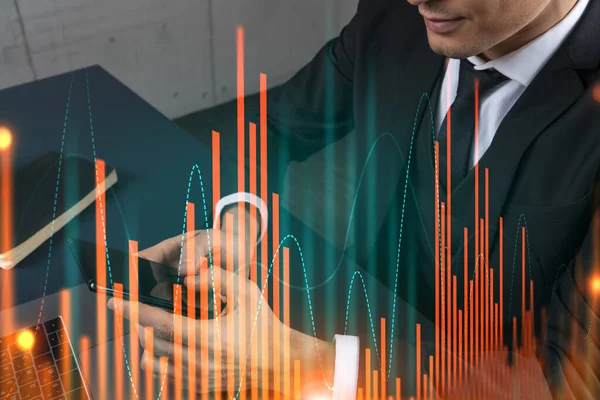Smartphone ile çalışan bir tüccar, FOREX grafik hologramı piyasa davranışlarını analiz etmek için, daktilo etmek için. Çift pozlama. — Stok fotoğraf