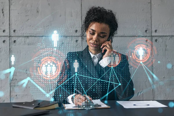 İş kadını telefon ve sosyal ağ hologramı konuşuyor. Çift pozlama.