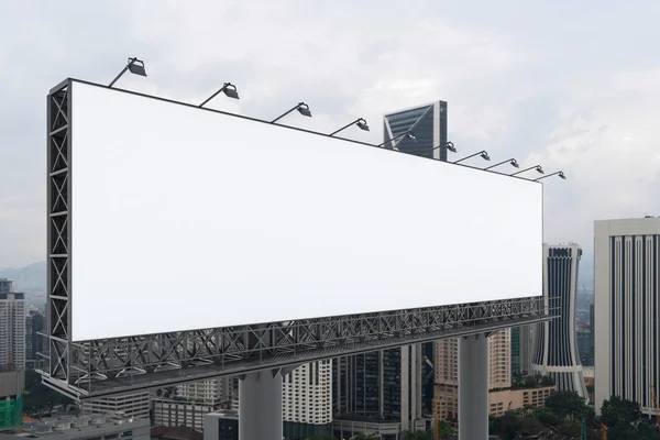 하얀 노상 광고판과 KL 도시 경관이 찍힌 광고판이었습니다. 길거리 광고 포스터, 조롱 , 3D 렌더링. 사이드 뷰. 아이디어를 홍보하거나 판매하기 위한 마케팅 커뮤니케이션의 개념. — 스톡 사진