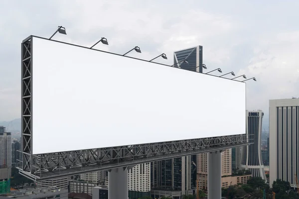 Blank outdoor estrada branca com fundo cityscape KL durante o dia. Cartaz publicitário de rua, mock up, renderização 3D. Vista lateral. O conceito de comunicação de marketing para promover ou vender ideia. — Fotografia de Stock