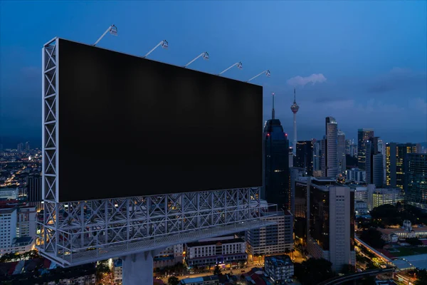 Panneau d'affichage noir blanc avec fond de paysage urbain KL la nuit. Affiche publicitaire, maquette, rendu 3D. Vue latérale. Le concept de communication marketing pour promouvoir ou vendre une idée. — Photo