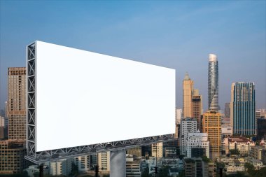 Gün batımında Bangkok şehir manzaralı boş beyaz yol reklam panosu. Sokak reklam afişi, maket, 3 boyutlu tasarım. Yan görüş. Pazarlama iletişimi fikri desteklemek veya satmak için.