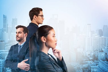 Takım elbiseli üç iş arkadaşı MBA mezuniyetinden sonra yeni kariyer fırsatları hayal ediyor. Çok uluslu şirket takımı kavramı. Bangkok arka planda. Çift pozlama.