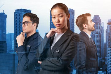 Takım elbiseli üç iş arkadaşı başarılı olmak için yeni fırsatlar arıyor. Çok uluslu şirket takımı kavramı. Bangkok arka planda. Çift pozlama.