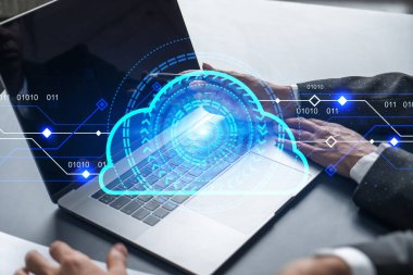 İki iş adamı veri projesinde birlikte çalışıyor. Veri merkezi konsepti. Bulut mavisi hologram. Çift pozlama.