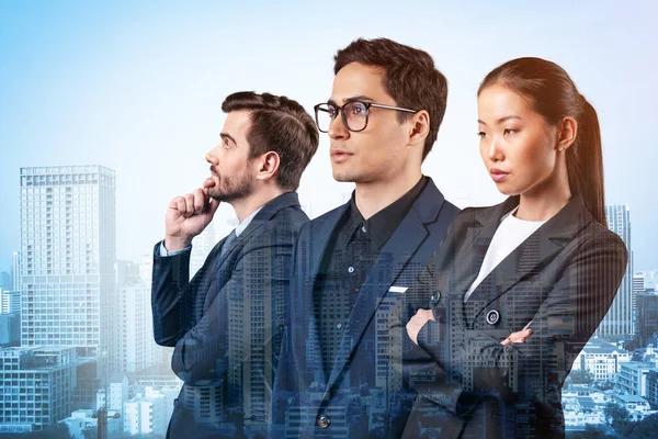 Группа из трех коллег по бизнесу в костюмах мечтает о новых карьерных возможностях после окончания MBA. Концепция многонациональной корпоративной команды. Бангкок на заднем плане. Двойное воздействие. — стоковое фото