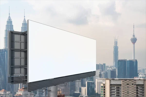 Panneau d'affichage blanc blanc avec fond de paysage urbain KL le jour. Affiche publicitaire, maquette, rendu 3D. Vue latérale. Le concept de communication marketing pour promouvoir ou vendre une idée. — Photo