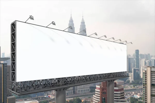 Panneau d'affichage blanc blanc avec fond de paysage urbain KL le jour. Affiche publicitaire, maquette, rendu 3D. Vue latérale. Le concept de communication marketing pour promouvoir ou vendre une idée. — Photo