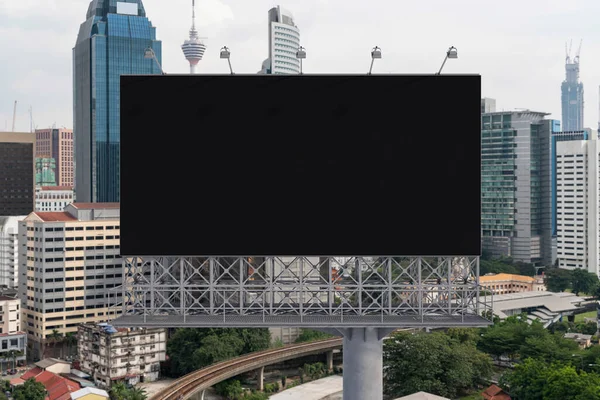 Чистый черный дорожный рекламный щит с городским пейзажем Куала-Лумпур в дневное время. Уличная реклама, макет, 3D рендеринг. Вид спереди. Концепция маркетинга для продвижения или продажи услуг или идей. — стоковое фото