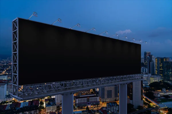 Panneau d'affichage noir blanc avec fond de paysage urbain KL la nuit. Affiche publicitaire, maquette, rendu 3D. Vue latérale. Le concept de communication marketing pour promouvoir ou vendre une idée. — Photo