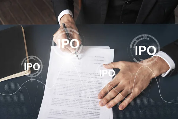 Επιχειρηματίας με κοστούμι υπογράφει χαρτί. Διπλή έκθεση με ολόγραμμα εικονιδίου IPO. Ο άνθρωπος που υπογράφει συμβόλαιο. Ανάλυση της αγοράς πρωτογενών εκδόσεων μετοχών και επενδυτική έννοια. — Φωτογραφία Αρχείου