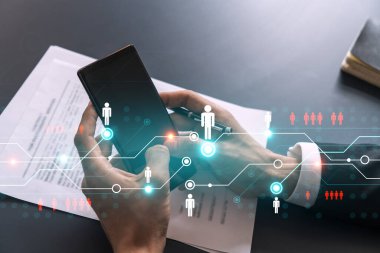 İş adamı telefonda internet uygulaması kullanıyor. Sosyal ağ simgeleri hologramı. Çoklu maruz kalma. İnsanlar bağlantı konsepti.