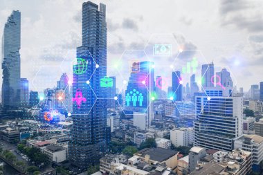 Araştırma ve Geliştirme temalı büyük şehir manzarası hologramı ile gündüz şehir manzarası. Veri kavramı. Çoklu pozlama