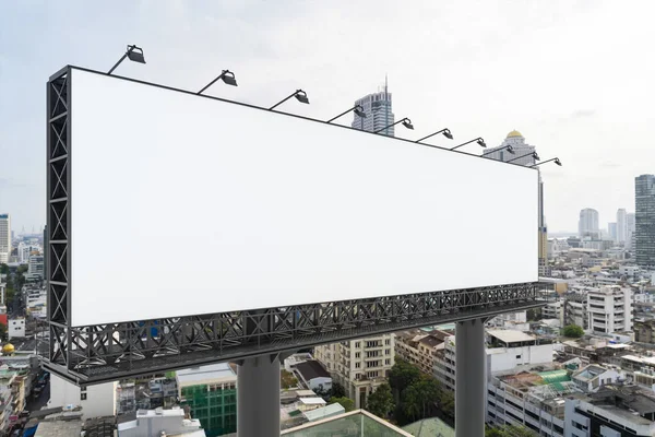 Cartellone bianco bianco bianco con sfondo paesaggio urbano Bangkok durante il giorno. Manifesto pubblicitario di strada, finto, rendering 3D. Vista laterale. Il concetto di comunicazione di marketing per promuovere o vendere l'idea. — Foto Stock
