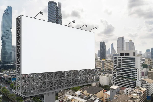 Panneau d'affichage blanc blanc de route avec le fond de paysage urbain de Bangkok au jour le jour. Affiche publicitaire, maquette, rendu 3D. Vue latérale. Le concept de communication marketing pour promouvoir ou vendre une idée. — Photo