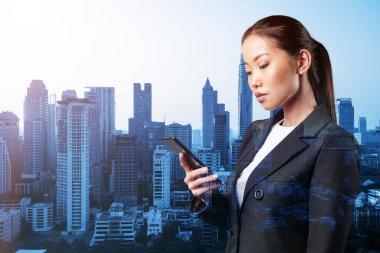Takım elbiseli başarılı Asyalı iş kadını şirket toplantısının detaylarını mesaj atıyor. Bangkok şehir manzarası. İş iletişimi kavramı. Çift pozlama.