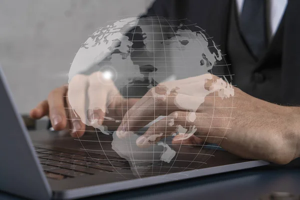 Biznesmen poszukuje nowych możliwości, w biznesie międzynarodowym, wpisując tło laptopa. Hologram mapy świata. — Zdjęcie stockowe