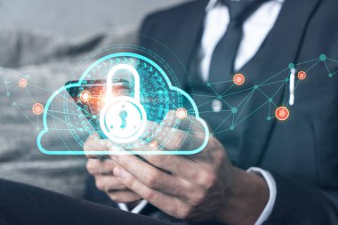 İşadamı akıllı telefon ve kilit çizimi kullanarak daktilo kullanıyor. Bilgi ve iş verilerinin güvenliği kavramı. çift pozlama