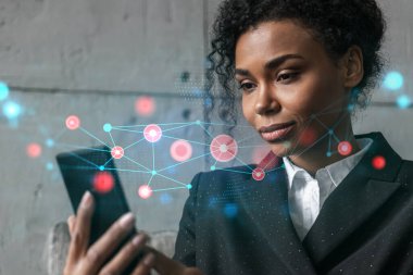 İş kadını telefonu kullanıyor, modern ofiste yeni bir proje üzerinde çalışıyor. Çifte maruziyet. Başarı kavramı. Soyut teknoloji hologramı.