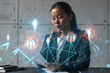 Asyalı iş kadını başarının hayalini kurar. Sosyal medya ağı hologram çekiyor. Çift pozlama.