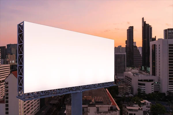 Leere weiße Straßenwerbetafel mit Bangkoks Stadtbild in der Nacht. Straßenwerbeplakat, Mock-up, 3D-Rendering. Seitenansicht. Das Konzept der Marketing-Kommunikation, um Idee zu verkaufen. — Stockfoto