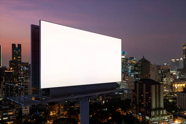 Cartelera blanca en blanco con fondo de paisaje urbano de Bangkok por la noche. Cartel publicitario callejero, maqueta, representación 3D. Vista lateral. El concepto de comunicación de marketing para vender la idea. —  Fotos de Stock