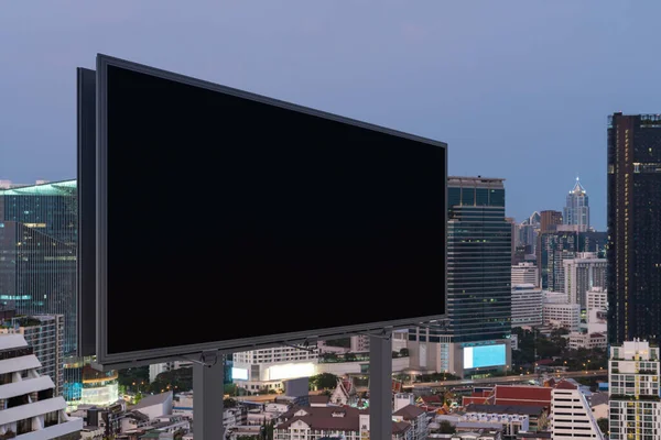 Blanco zwarte weg billboard met Bangkok stadsgezicht achtergrond bij zonsondergang. Reclameposter, model, 3D-weergave. Zijaanzicht. Het concept van marketing communicatie om ideeën te promoten of te verkopen. — Stockfoto