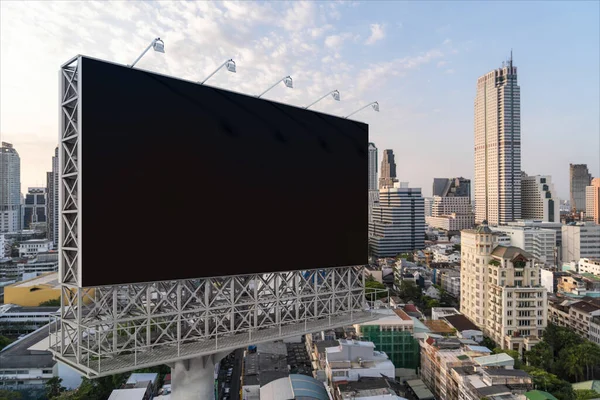 Panneau d'affichage de route noir blanc avec fond de paysage urbain de Bangkok au coucher du soleil. Affiche publicitaire, maquette, rendu 3D. Vue latérale. Le concept de communication marketing pour promouvoir ou vendre une idée. — Photo