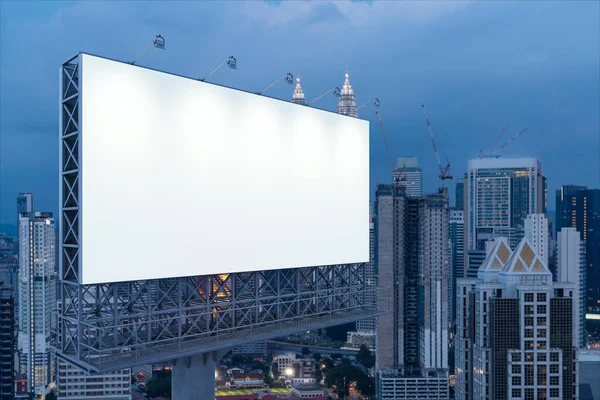 Cartelera blanca en blanco con fondo de paisaje urbano de KL por la noche. Cartel publicitario callejero, maqueta, representación 3D. Vista lateral. El concepto de comunicación de marketing para promover o vender la idea. —  Fotos de Stock