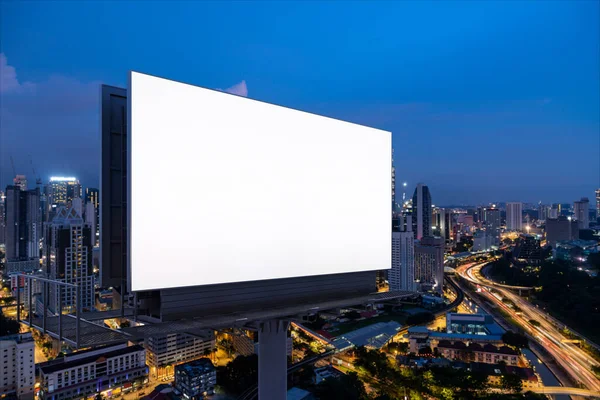 Panneau d'affichage blanc blanc avec fond de paysage urbain KL la nuit. Affiche publicitaire, maquette, rendu 3D. Vue latérale. Le concept de communication marketing pour promouvoir ou vendre une idée. — Photo