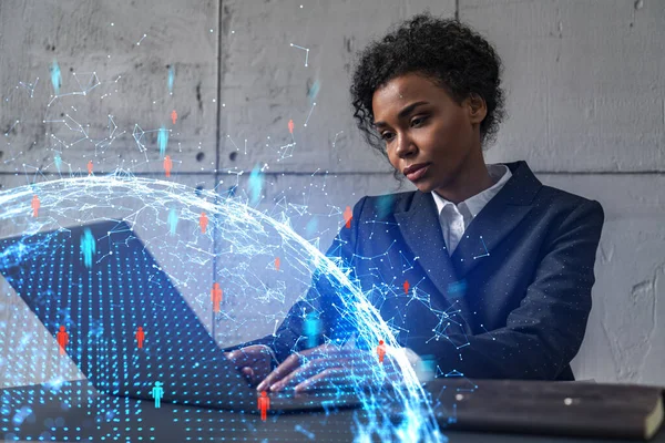 Empresaria escribiendo en el trabajo portátil en la oficina moderna en el nuevo proyecto. Icono de red social dibujando holograma. Doble exposición. Concepto de éxito. — Foto de Stock