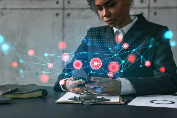 Femme d'affaires utilisant le téléphone, travailler dans un bureau moderne sur un nouveau projet. Double exposition. Concept de succès. Hologramme technologique abstrait. — Photo