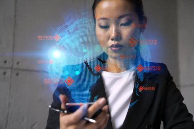 İş kadını telefonu kullanıyor, modern ofiste yeni bir proje üzerinde çalışıyor. Çifte maruziyet. Başarı kavramı. Dünya haritası Dünya hologramı.