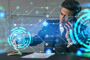 Ofisteki adam konuşma teknolojisi kavramını kullanıyor. Çift pozlama.