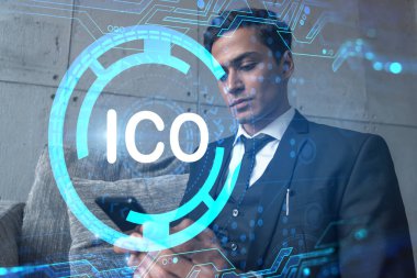 Smartphone, ICO hologramı ve daktilo ile çalışan bir analist. Çift pozlama.