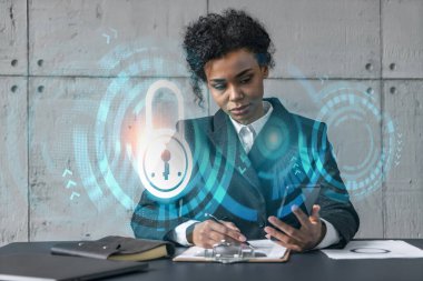 İş kadını not alıyor ve hologram çiziyor. Çifte maruziyet. Eğitim teknolojisi güvenlik çözümü kavramı.