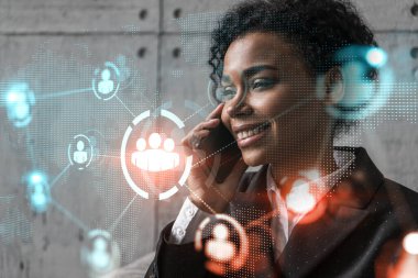 İş kadını telefon ve sosyal ağ hologramı konuşuyor. Çift pozlama.