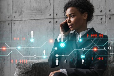 İş kadını telefon ve sosyal ağ hologramı konuşuyor. Çift pozlama.