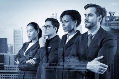Dört başarılı iş danışmanı takım elbiseli ve müşteri sorunlarıyla uğraşmaya hazır. Singapur şehir manzarası. Çok uluslu şirket takımı. Çift pozlama.