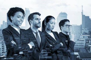 Dört başarılı iş danışmanı takım elbiseli ve müşteri sorunlarıyla uğraşmaya hazır. Bangkok şehir manzarası. Çok uluslu şirket takımı. Çift pozlama.