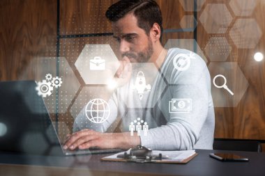 Gündelik giysiler içinde, ciddi bir beyaz analist Fintech 'teki uluslararası ilişkilerde yeni fırsatları analiz etmek için dizüstü bilgisayar kullanıyor. Çifte maruziyet. Araştırma ve Geliştirme hologramları.
