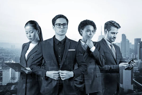 Группа из четырех коллег по бизнесу в костюмах, работающих и мечтающих о новых карьерных возможностях после окончания MBA. Концепция многонациональной корпоративной команды. Куала-Лумпур. Двойное воздействие. — стоковое фото