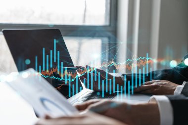 Borsa stratejisinde birlikte çalışan iki iş adamı. Forx 'un davranışlarını analiz etmeye çalış. Finansal grafik hologramı. Çift pozlama.
