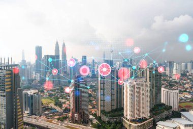 Soyut teknoloji hologramı Kuala Lumpur, Malezya, Asya 'nın panorama şehri görüntüsü üzerinde simgeler. İnsanların ağ kurma ve bağlantı kurma kavramı. Çift pozlama.